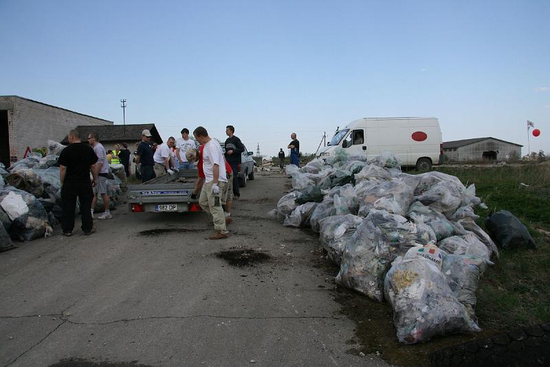 lipujaamas treilerilt kotte maha laadimas.jpg